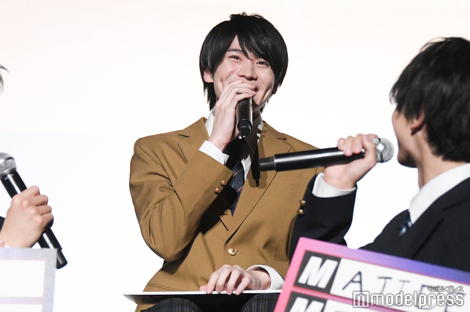 恥ずかしくてボードを下げてしまう大久保波留（C）モデルプレス