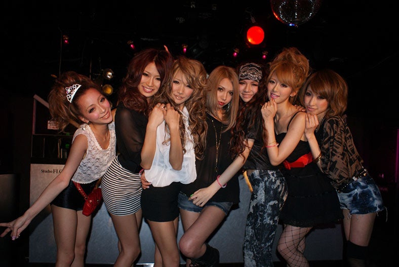 ”ゾクゾクする”新雑誌創刊！世界を股にかける最強ギャルが登場