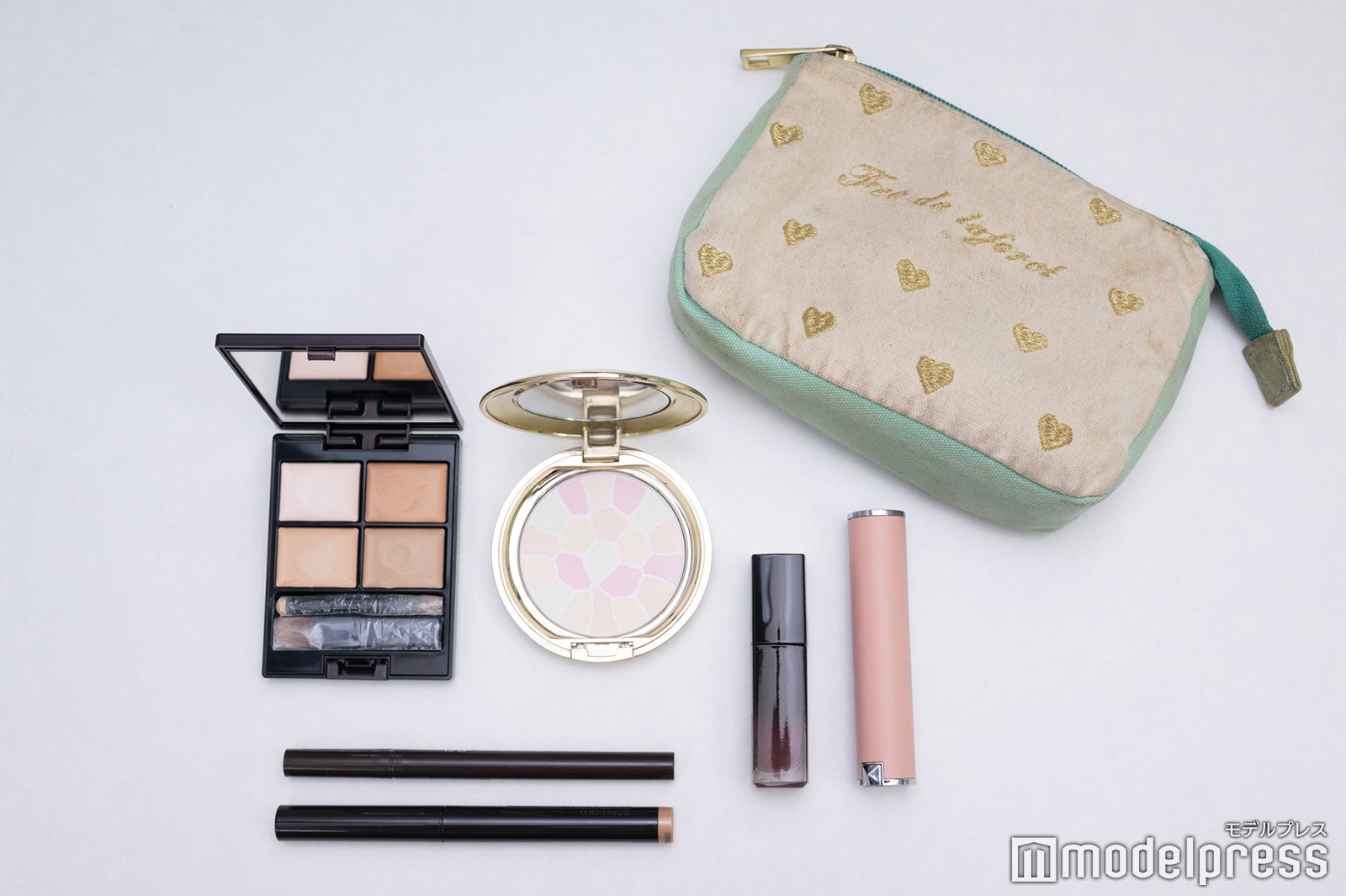 中学時代に友人からもらったメイクポーチを現在も使用（C）モデルプレス