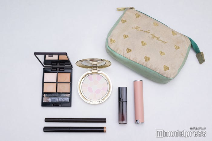 中学時代に友人からもらったメイクポーチを現在も使用(C)モデルプレス