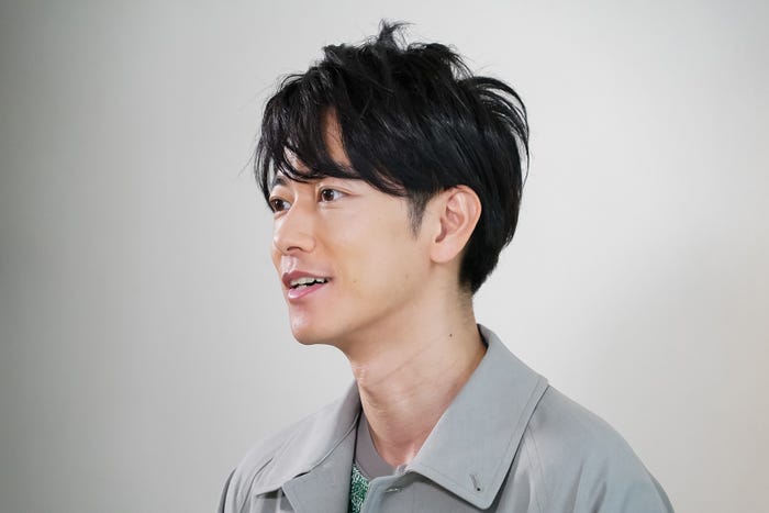 インタビューに応じる佐藤健(提供写真)