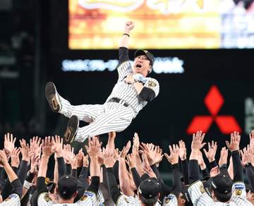 阪神・藤川監督 胴上げ前の内幕を明かす「ルーカスとか来てくれようとしてんですけどやめて下さいと（笑）」