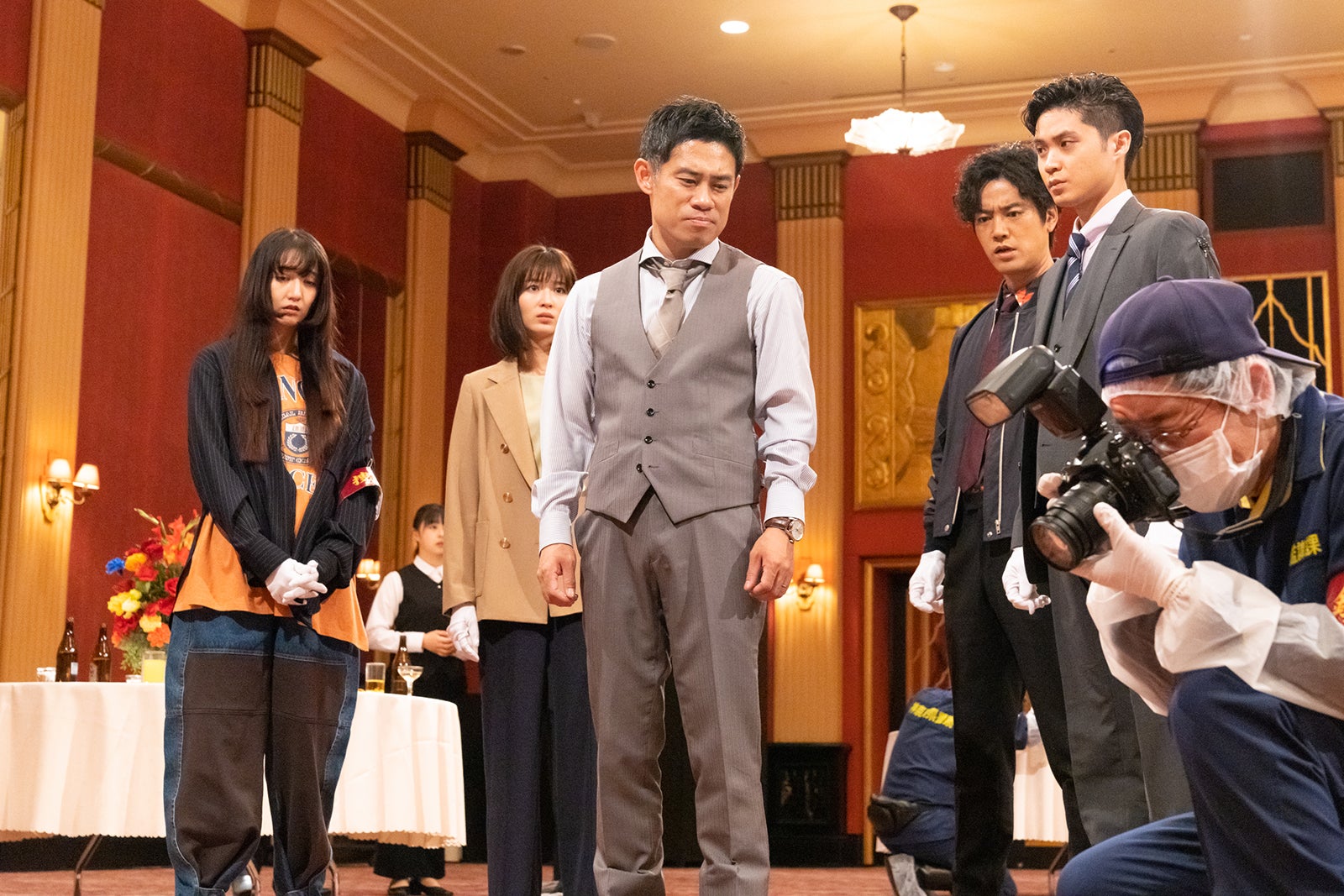 （左から）長井短、岡崎紗絵、伊藤淳史、桐谷健太、磯村勇斗「ケイジとケンジ、時々ハンジ。」第5話より（C）テレビ朝日