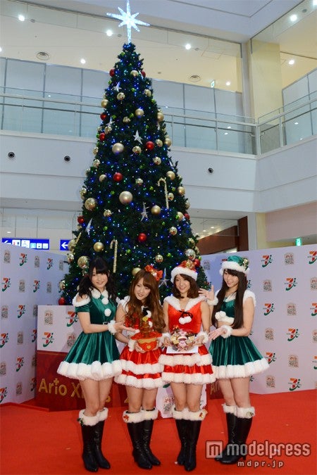 （左から）横山由依、高橋みなみ、大島優子、峯岸みなみ