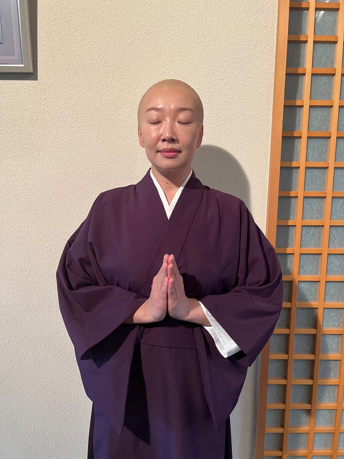松岡依都美「地面師たち」オフショット(提供写真)