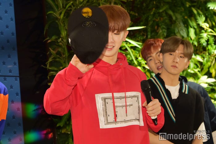 帽子を手でクルッと回すウォノ (C)モデルプレス