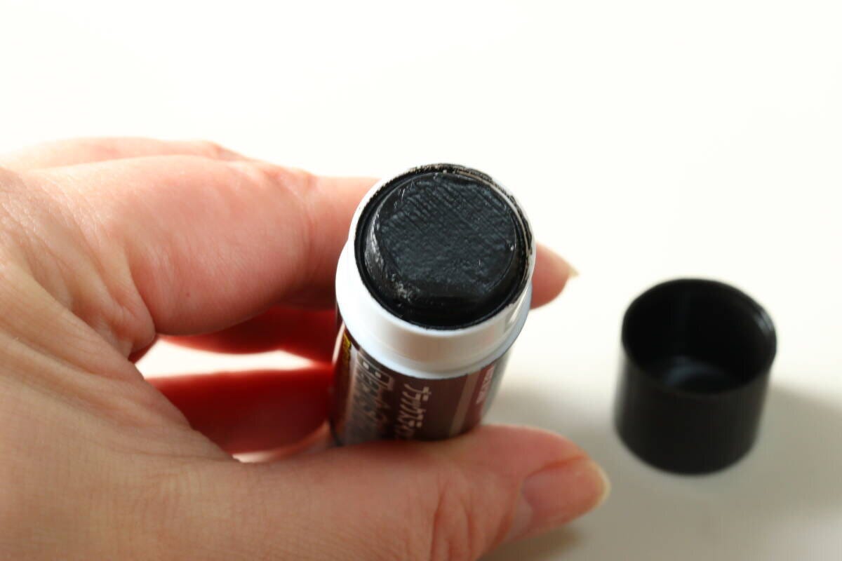 セリアのブラックスティックのりの中身