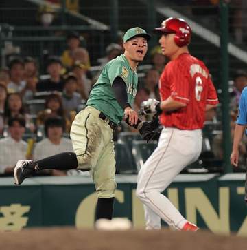 甲子園の大歓声が悲鳴へ一転…阪神・佐藤輝が三塁線への鋭いゴロにダイビングキャッチ→一塁へ痛恨の悪送球 久々に三塁先発も