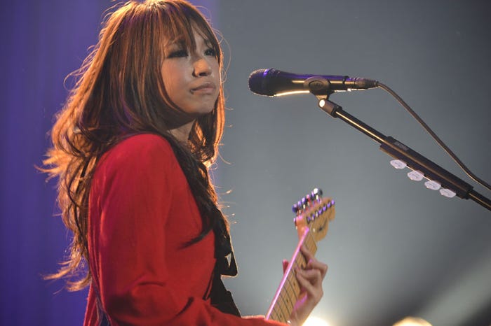 ボーカル・ギター担当のHARUNA