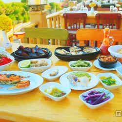 席からエーゲ海を望める「オルフォズ・レストラン」、メニューはシェフのおすすめコース約5,520円~のみ/画像提供:TBS