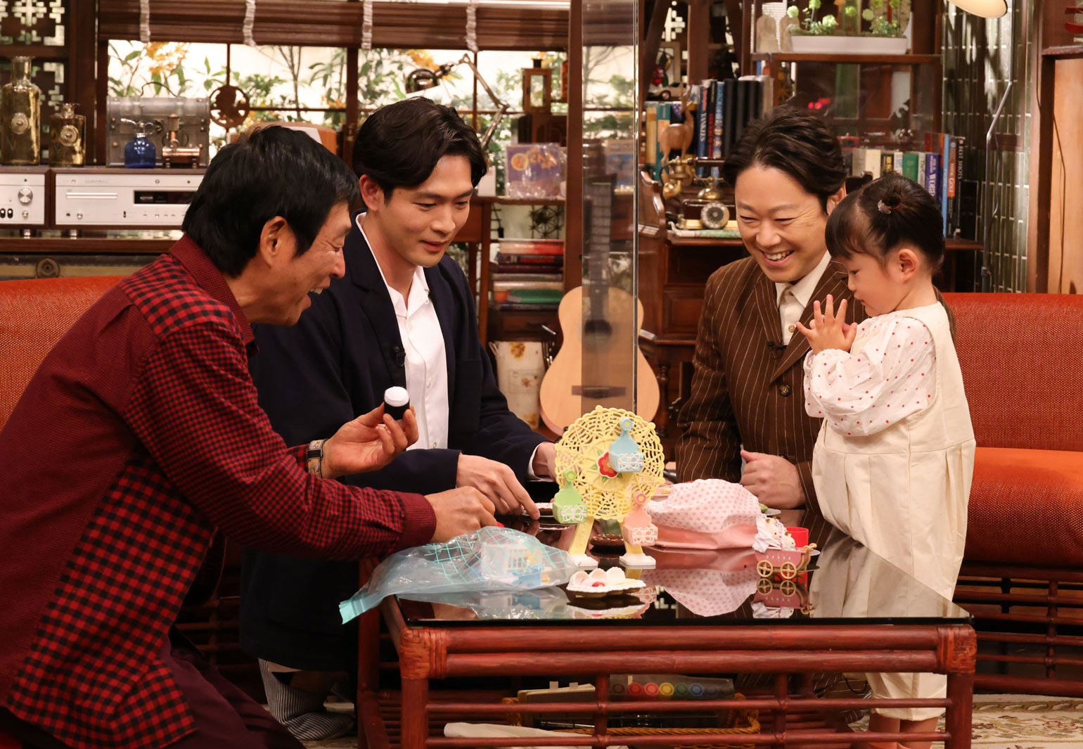 （左から）明石家さんま、松下洸平、阿部サダヲ、村方乃々佳 （C）カンテレ