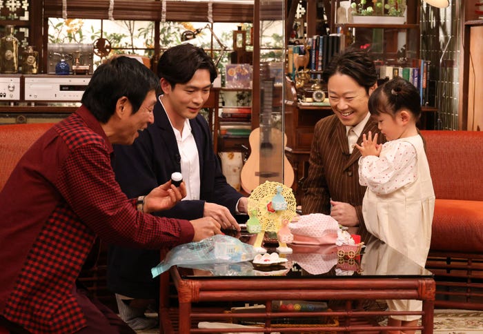 (左から)明石家さんま、松下洸平、阿部サダヲ、村方乃々佳 (C)カンテレ