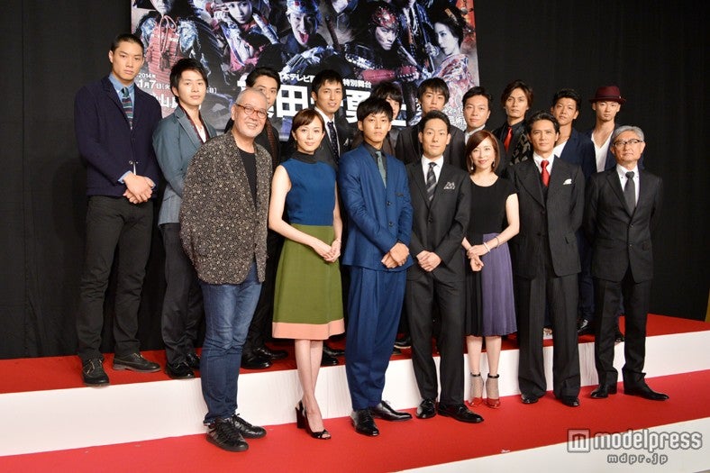 舞台「真田十勇士」制作発表記者会見に出席した（前列左より）マキノノゾミ氏、比嘉愛未、松坂桃李、中村勘九郎、真矢みき、加藤雅也、堤幸彦監督（後列左より）鈴木伸之、村井良大、石垣佑磨、高橋光臣、中村蒼、福士誠治、音尾琢真、加藤和樹、駿河太郎、青木健
