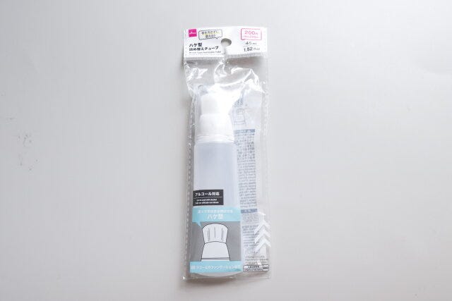 ダイソーのハケ型詰め替えチューブ（45mL）のパッケージ