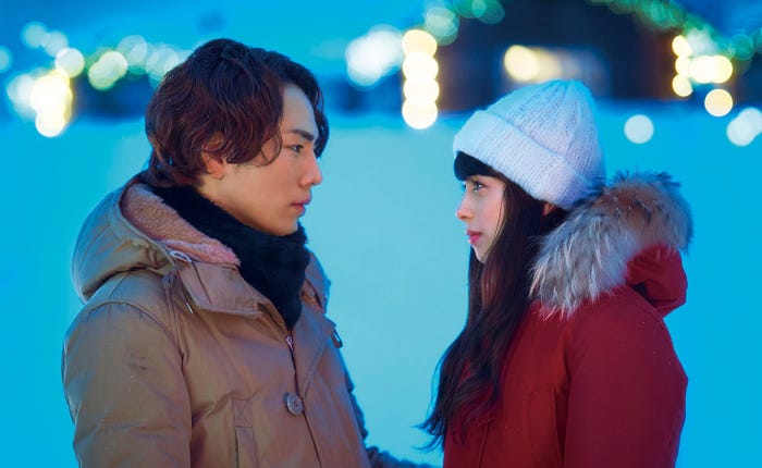 登坂広臣、中条あやみ (C)2019 映画「雪の華」製作委員会