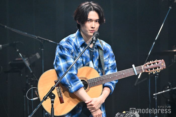 初挑戦のギターを披露した松村北斗(C)モデルプレス