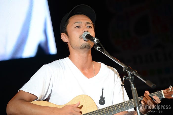 ライブパフォーマンスを披露した今井洋介/「a‐nation&GirlsAward lsland collection by Numero TOKYO」より