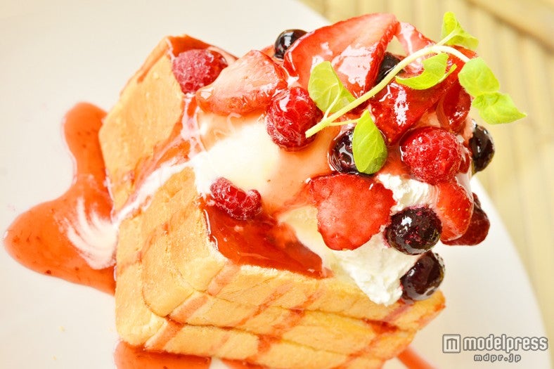 ベリーとアイスで女子の好物がつまったトースト