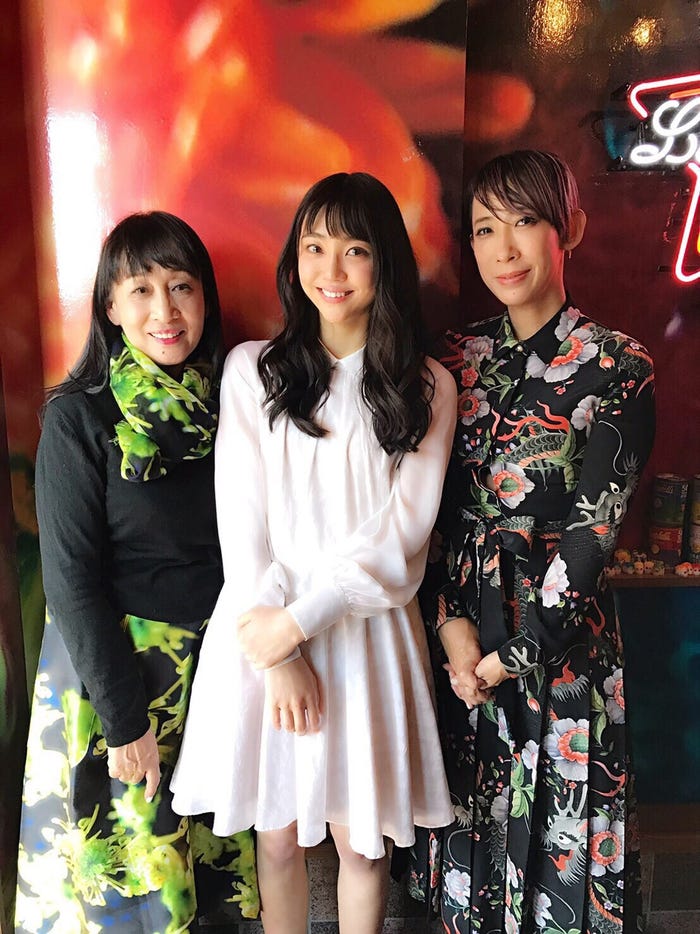 (左から)蜷川宏子、山谷花純、蜷川実花(C)日本テレビ