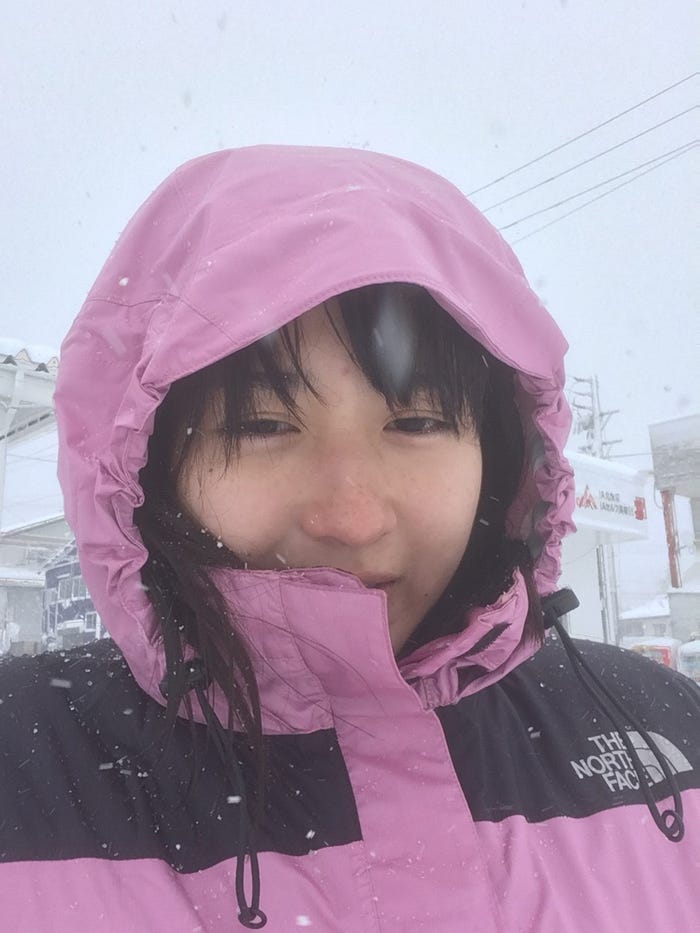 寒いところでの取材もがんばりました。(提供写真)