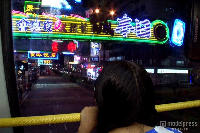 夜の香港を満喫する白鳥（C）日本テレビ