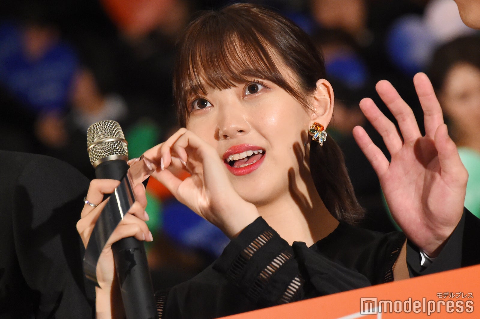 銀テープが絡まってしまった堀未央奈 （C）モデルプレス