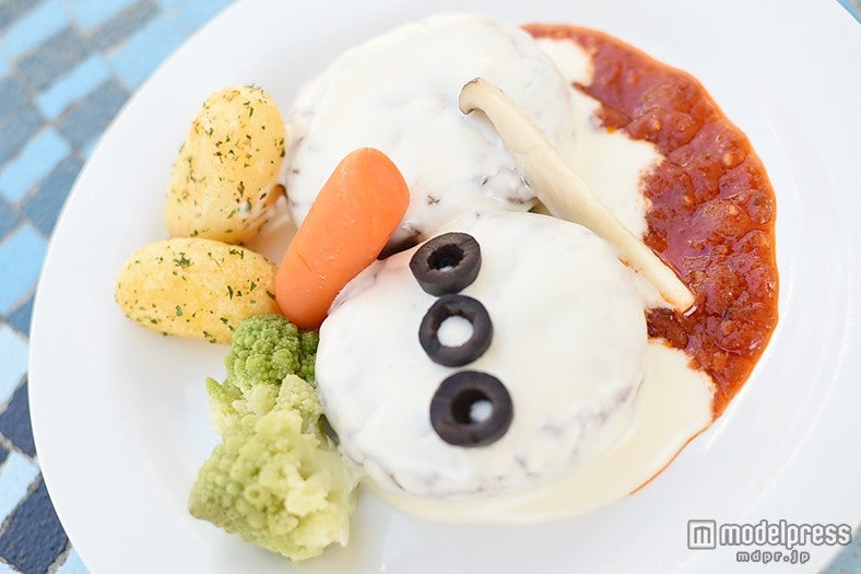 ハンバーグ、チーズのホワイトソース／「プラザパビリオン・レストラン」スペシャルセット