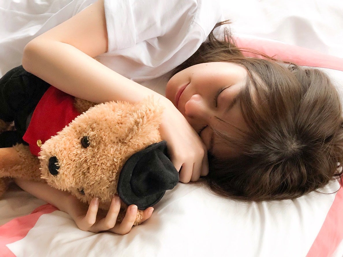 乃木坂46生田絵梨花“添い寝ショット”に「天使の寝顔」と絶賛の声