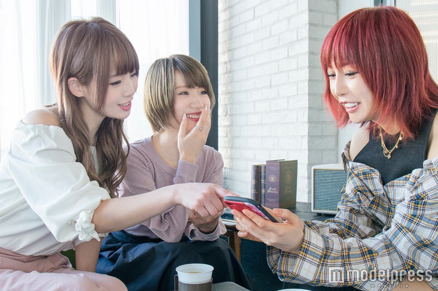 「ラクチンボイス」で盛り上がる3人(C)モデルプレス