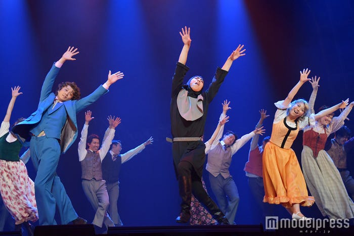 (左から)小栗旬、賀来賢人、瀧本美織(C)モデルプレス