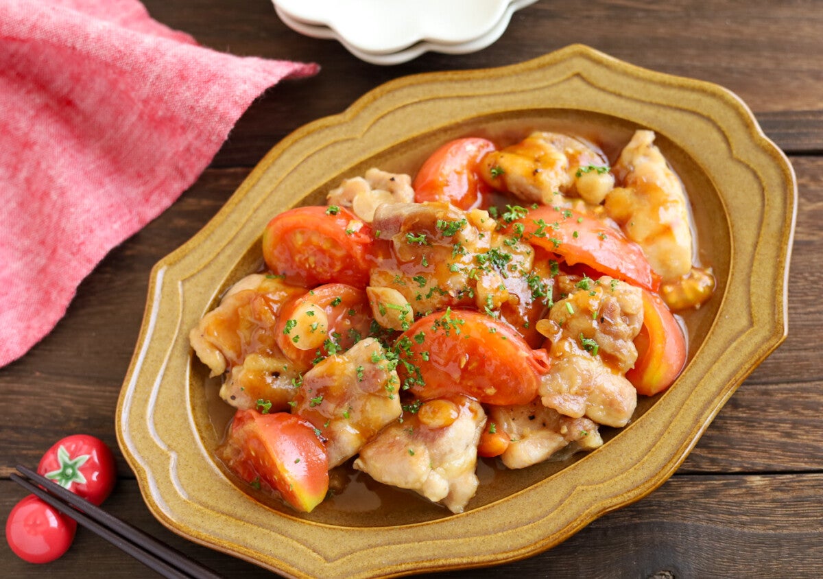 「なんで今までトマトいれなかったんだろ？」フライパン1つで簡単にできる！鶏肉のガリバタ炒め