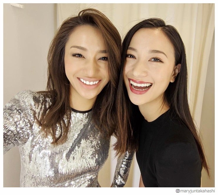 高橋メアリージュン＆ユウ姉妹、密着2ショットに「本当にそっくり」「美人姉妹」と反響