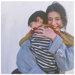 息子を抱きしめるスザンヌ ／スザンヌ公式ブログ（Ameba）より