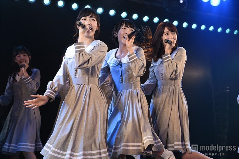 生駒里奈、渡辺麻友と柏木由紀に囲まれパフォーマンス（C）AKS