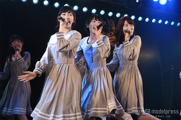 生駒里奈、渡辺麻友と柏木由紀に囲まれパフォーマンス(C)AKS
