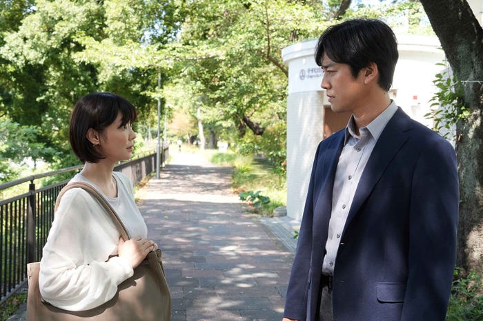 倉科カナ、桐谷健太/「連続ドラマW 坂の上の赤い屋根」より(C)WOWOW