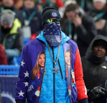 「顔全部隠して誰か分からない状態www」五輪会場に衝撃の超大物 ド派手ウエア姿で異彩「違和感ある」「マジかよ」