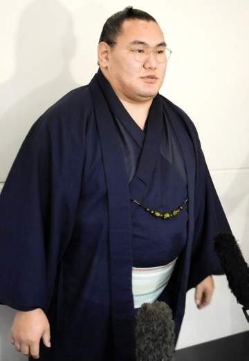 オシャレ力士が勢ぞろい！パリ出発前の色とりどり着物姿に騒然 霧島はド派手な黄緑でヴィトンバッグ 一山本は鮮やか緑でピース「キマってるねぇ」「意外な色」