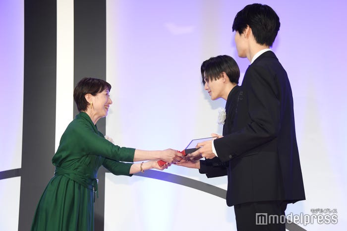 トロフィーを受け取る八木勇征、その様子を見つめる萩原利久(C)モデルプレス