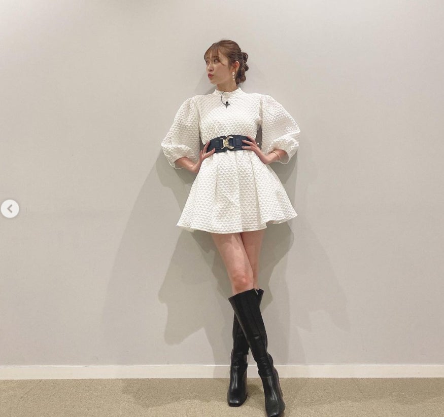 吉田朱里、明るめ新ヘアカラー＆美脚ショット公開に反響「スタイル抜群すぎる」「髪色似合ってる」