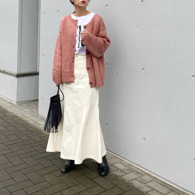 レディース ピンクカラー 最旬コーディネート レディース コーディネート コーデ 着こなし おすすめ オススメ トレンド ポイント コツ おしゃれ お洒落 オシャレ 2022 冬 ピンク ざっくり カーディガン カーデ マーメイドスカート 白スカート ロゴトップス