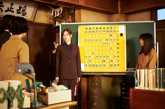 白石麻衣、上白石萌音「法廷のドラゴン」第7話(C)「法廷のドラゴン」製作委員会