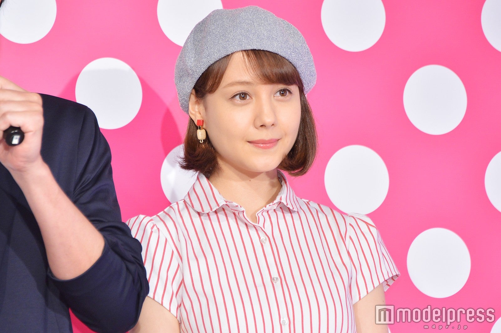 トリンドル玲奈、ミニスカでほっそり美脚あらわ “天然”指摘され照れ笑い＜カンナさーん！＞