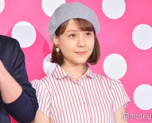 トリンドル玲奈、ミニスカでほっそり美脚あらわ “天然”指摘され照れ笑い<カンナさーん!>