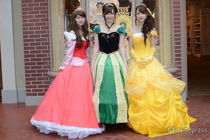 「眠れる森の美女」オーロラ、「アナと雪の女王」アナ、「美女と野獣」ベル/えりさん、ともみさん、かなさん