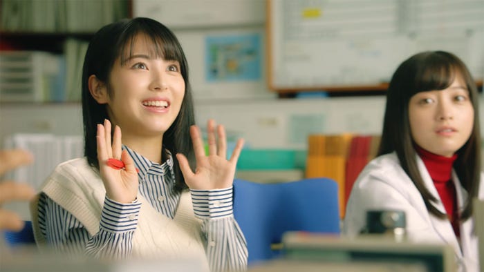 浜辺美波、橋本環奈(提供写真)