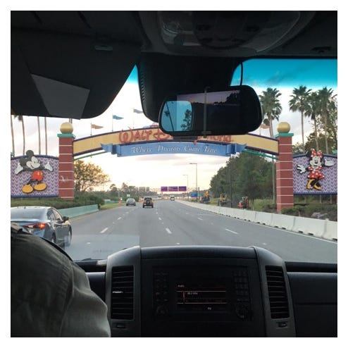 ディズニーワールド到着で興奮/ぺこオフィシャルブログ(Ameba)より