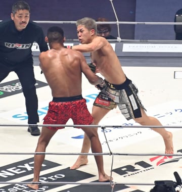 強すぎる！19歳、秋元強真が衝撃2回TKO勝ち 元ベラトール王者を打撃で圧倒「この先の10年、俺がRIZIN背負っていく」会場騒然、初KO負けの元王者も脱帽「素晴らしい選手」