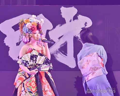 さくらまや、豪華髪飾りの重さに「ひっくり返るかもと思いました」艶やかドレスで「夜桜お七」熱唱<TGC2021A/W>