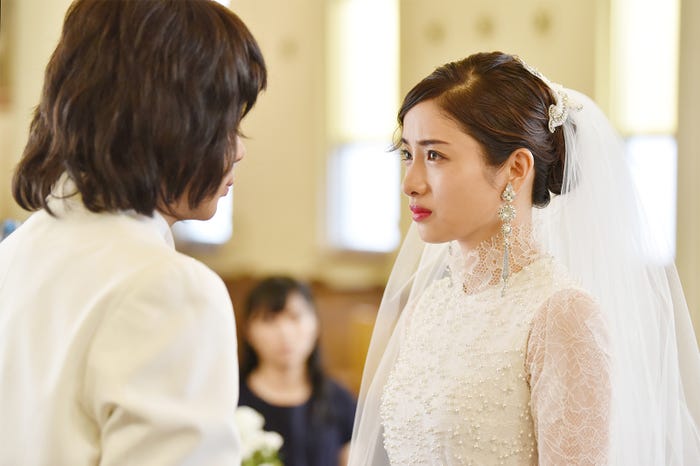 峯田和伸、石原さとみ/「高嶺の花」第6話より(C)日本テレビ